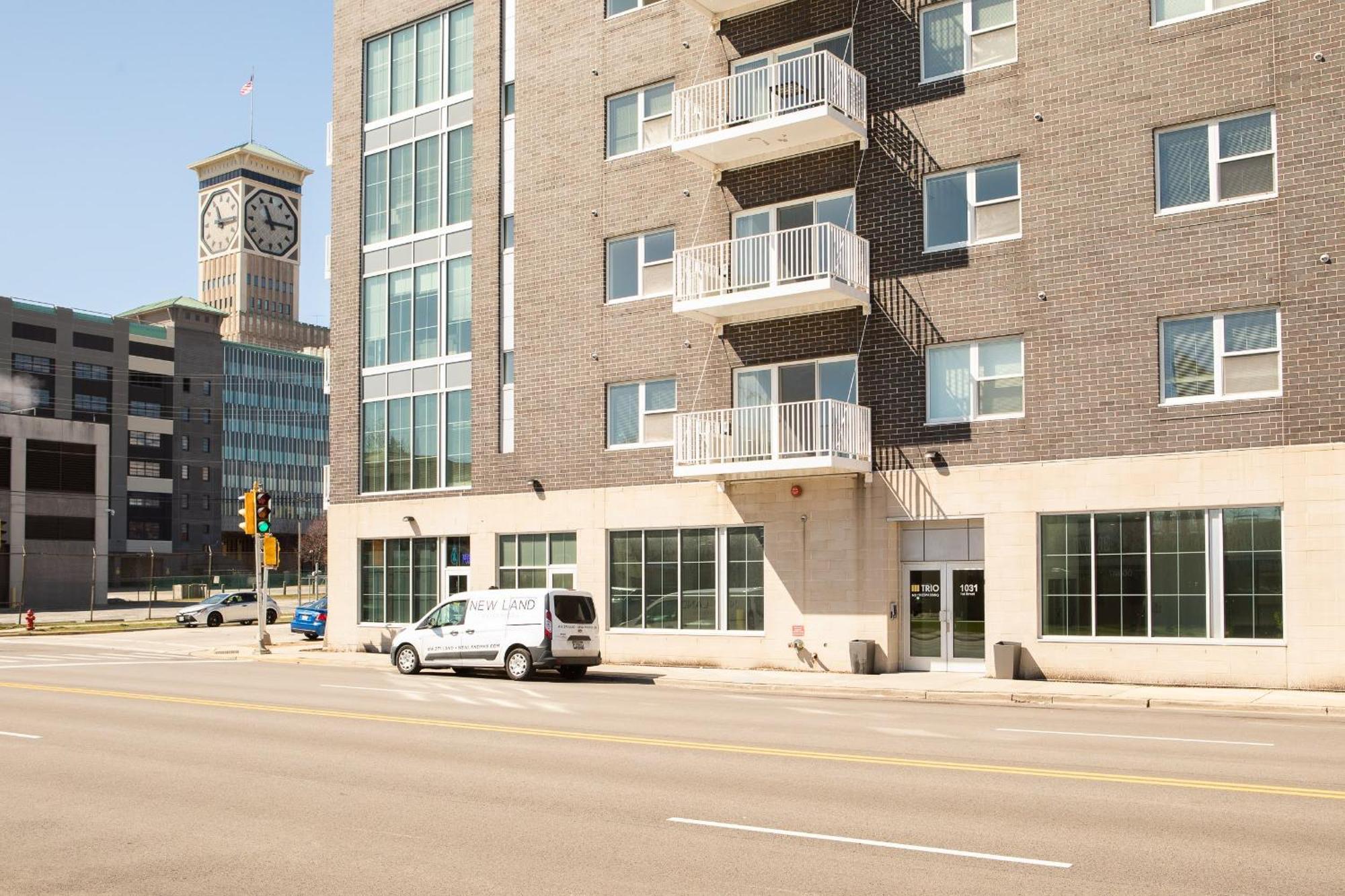 Sunlit Modern With Balcony Milwaukee